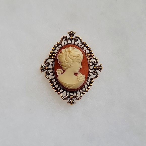 Vintage Avon Cameo Locket Brooch - Picture 1 of 8